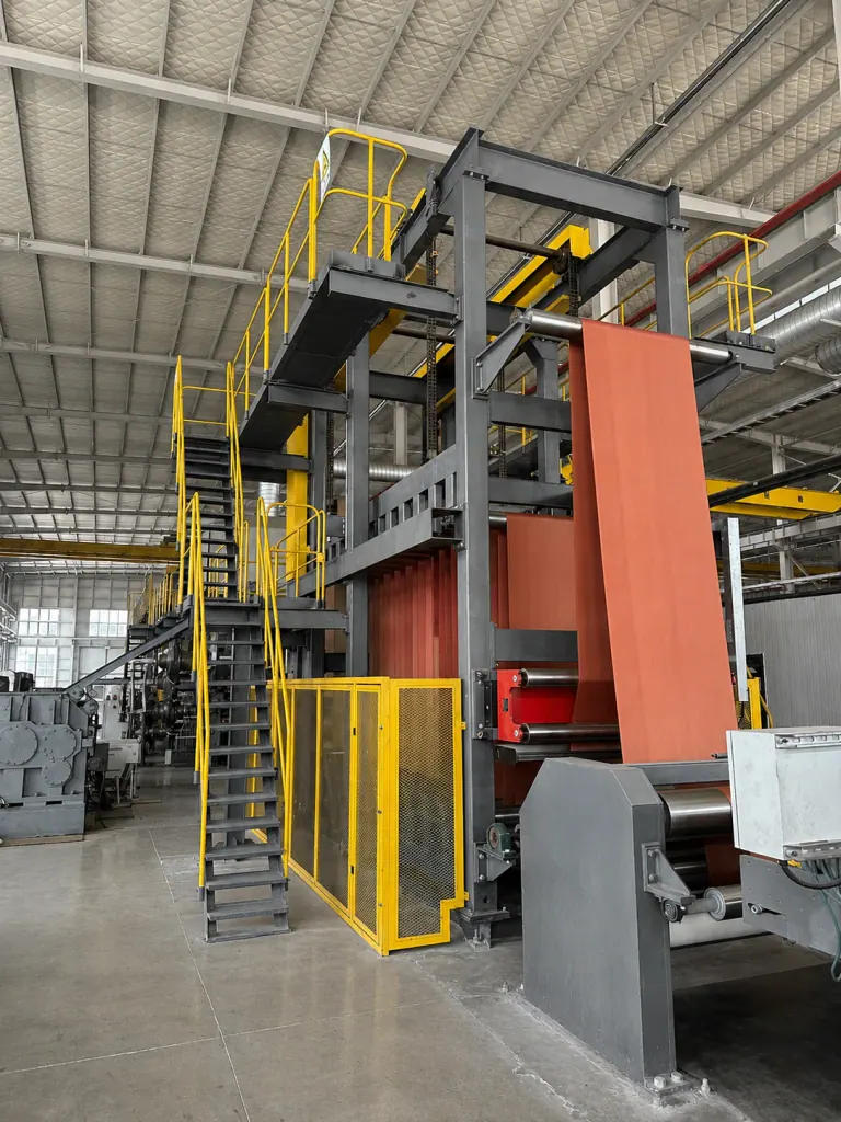 Conveyor belt being built up before vulcanising